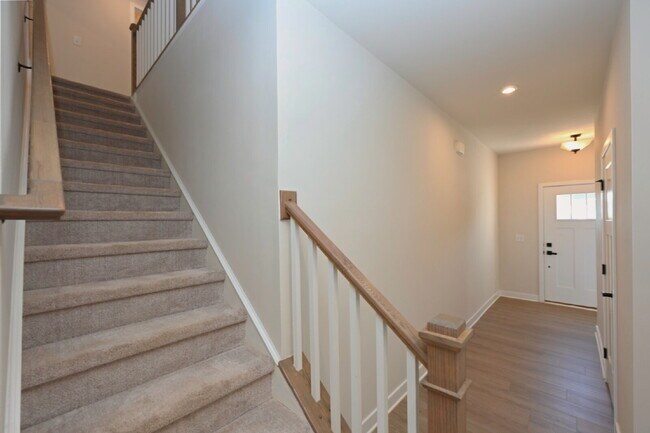 Building Photo - Updated Gallatin Townhome | 3BR + Garage, W/D Included