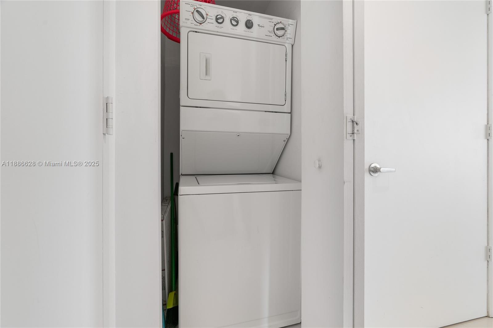 Building Photo - 495 Brickell Ave