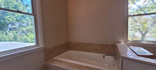 Building Photo - Spacious 3 bedroom 2.5 bathroom home in Ha...