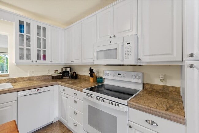 Building Photo - 7860 Holiday Dr