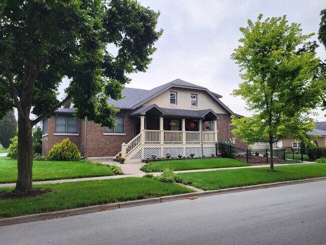 Building Photo - 345 N Addison Ave