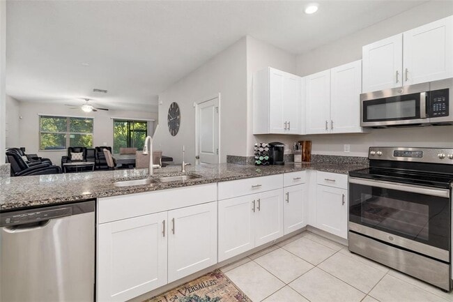 Building Photo - 621 Royal Empress Dr