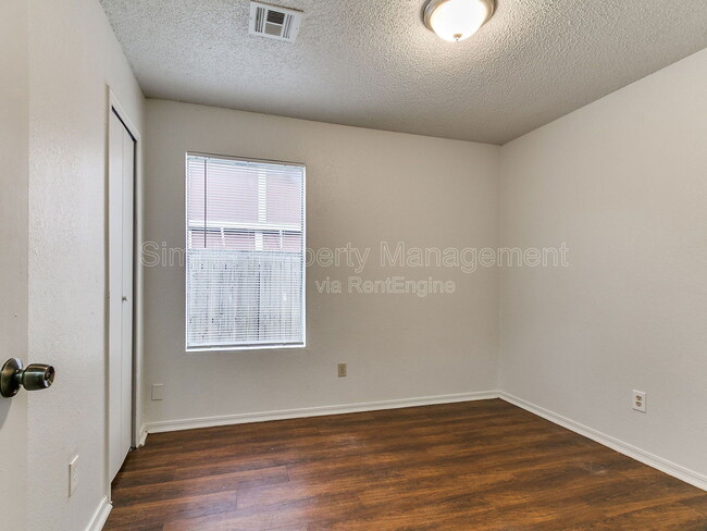 Building Photo - 6207 SE 46th St