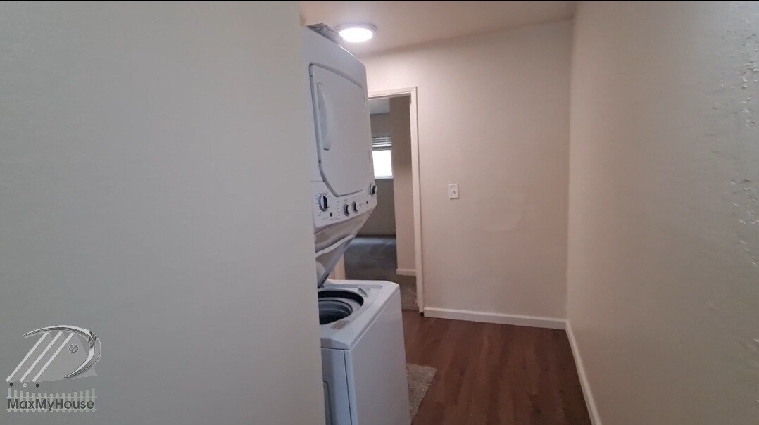 Building Photo - 420 Lewis Ln