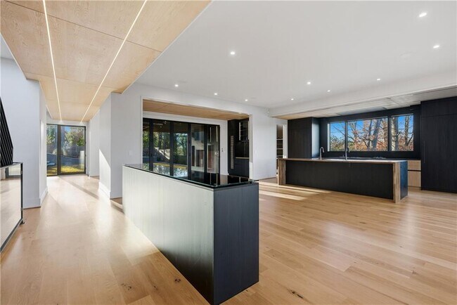 Building Photo - 1033 Reeder Cir NE