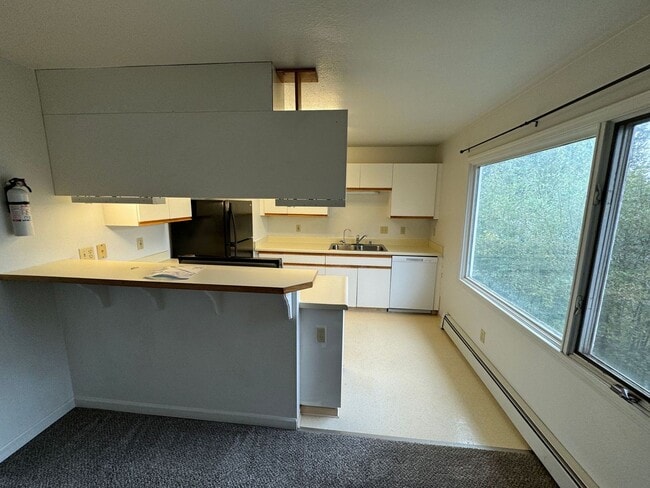 Building Photo - 2 BD, 1 BA Apartment Nestled Back on a Culd-de-Sac