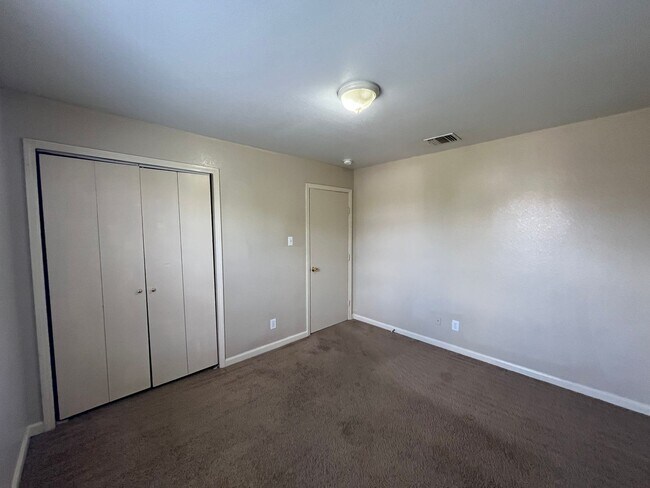 Building Photo - 5202 Fountain Lake Dr