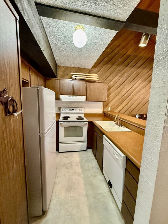 Building Photo - 1629 Majestic Pines Dr