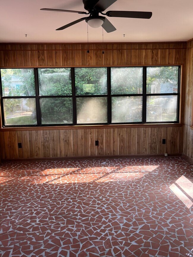 Building Photo - FOR RENT