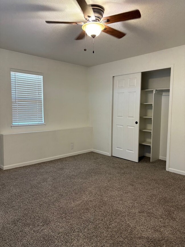 Building Photo - 2 Bedroom 1 Bath Lower Level Unit in Villa...