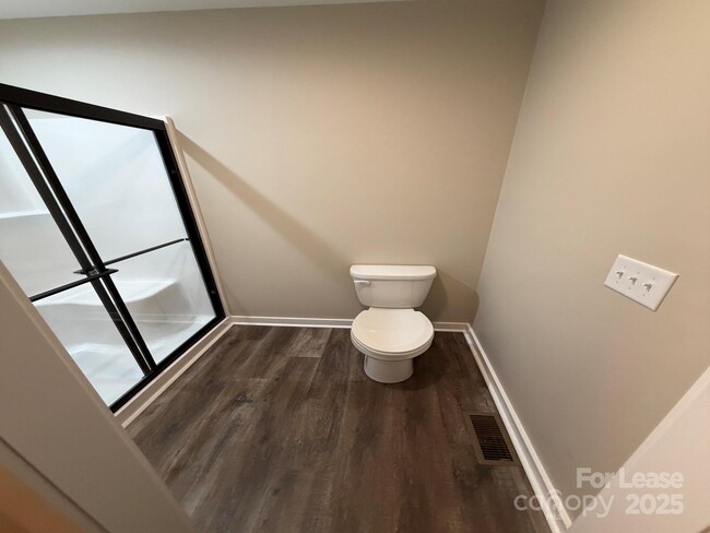 Building Photo - 620 W Bell St