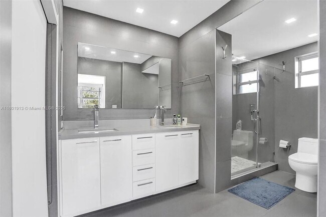 Building Photo - 9180 W Bay Harbor Dr