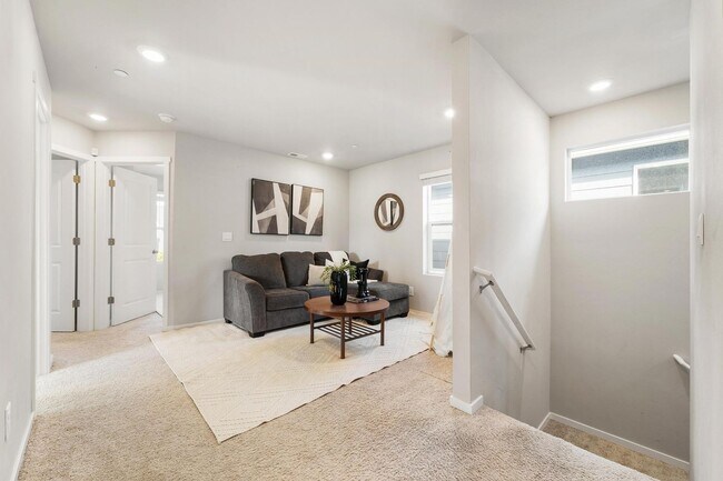 Building Photo - Beautiful Home in Puyallup