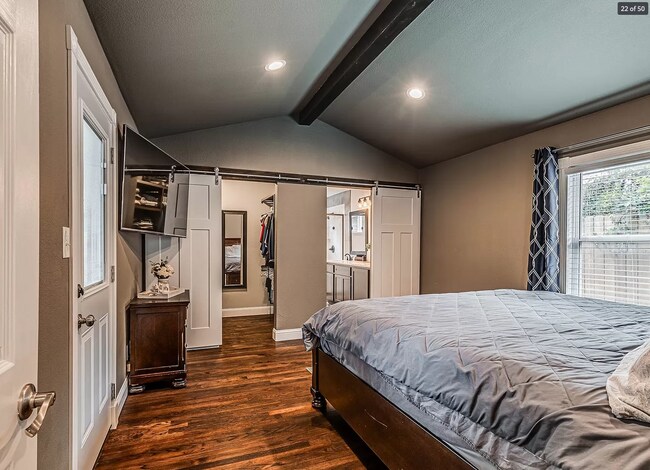 Building Photo - 2 Bed | 2 Bath in Midtown!