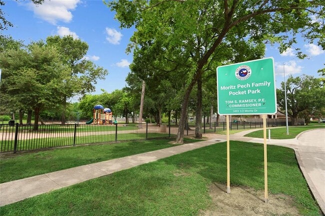 Building Photo - 8430 N Hilshire Park Dr