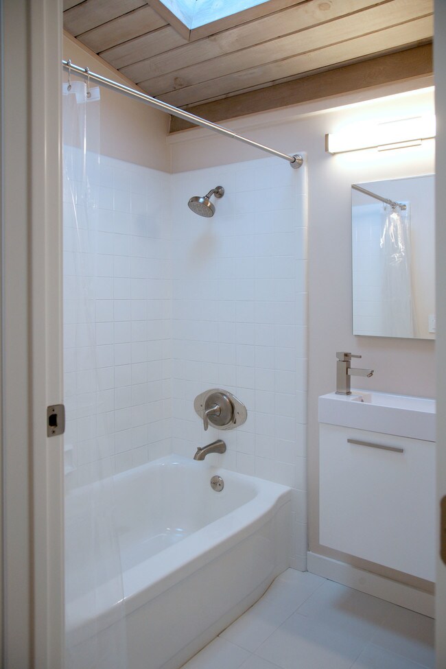 Building Photo - 278 Monroe Dr