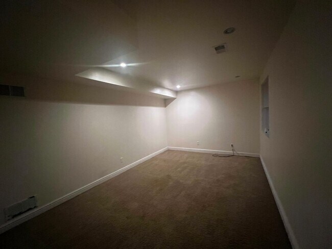 Building Photo - Beautiful 4 Bedroom/ 2.5 Bath with Integra...