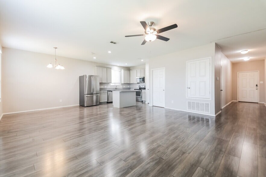 Building Photo - 1724 Gayla Creek Dr