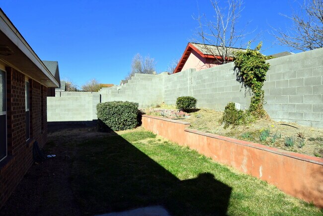 Building Photo - 3 Bed 2 Bath 1700 SF
