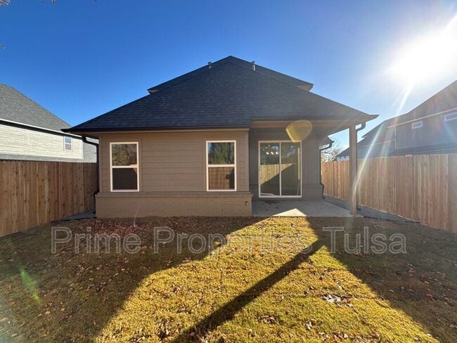 Building Photo - 1022 E Delmar Pl