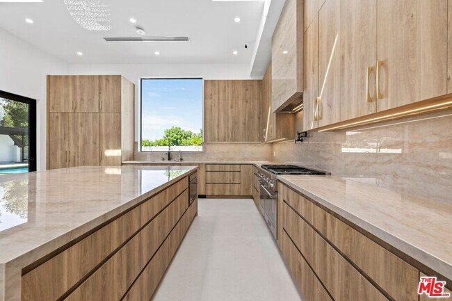 Building Photo - 16851 Encino Hills Dr