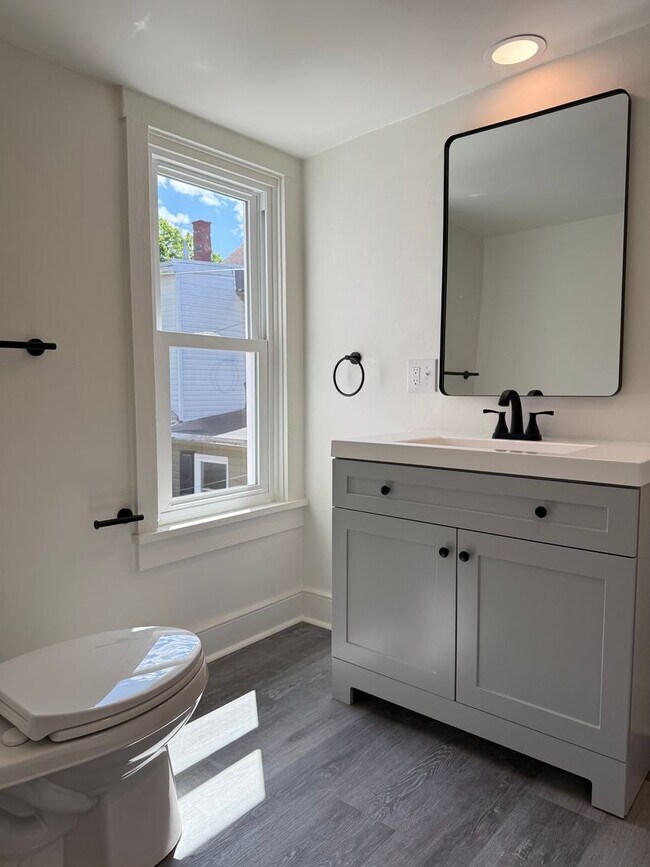 Building Photo - Beautifully Renovated 2 bedroom Tiny Home - End-of-Row Unit w/ Laundry!