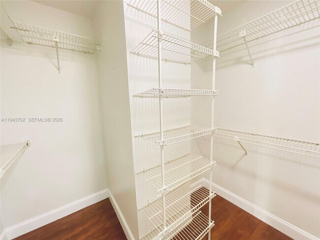 Building Photo - 919 Hillcrest Dr