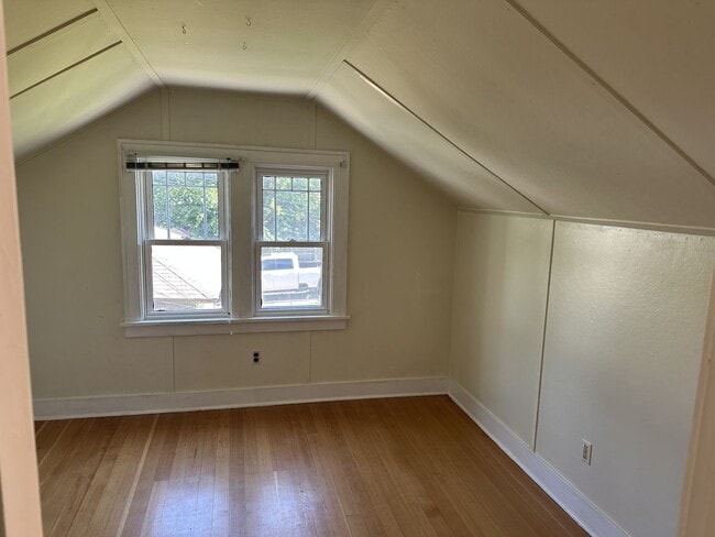 Building Photo - Large Craftsman Style Home