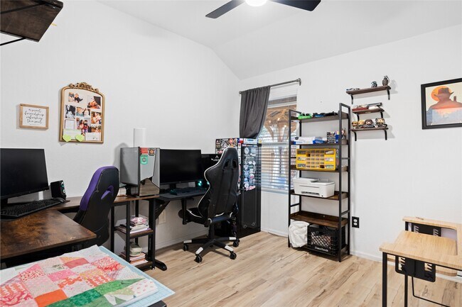 Building Photo - 10417 Pineland Dr