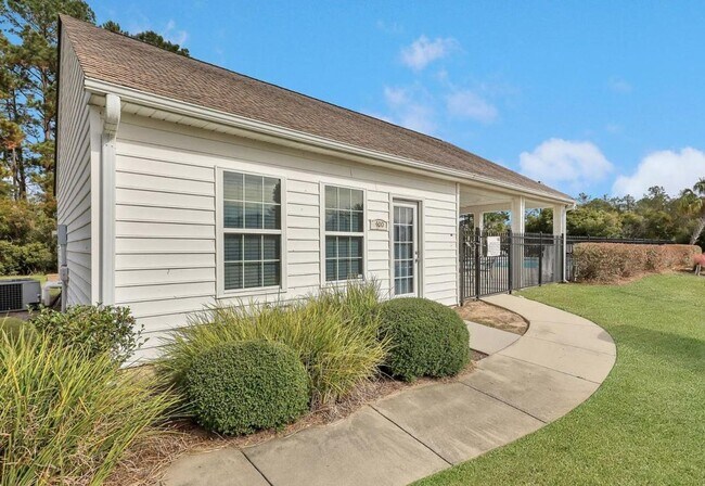 Building Photo - 3-bedroom, 2.5-bathroom Townhouse