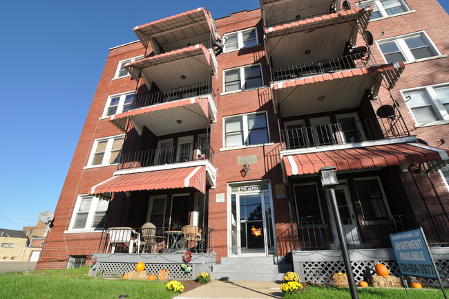 Building Photo - Large 2-3 Bed Apt. Beaver Falls! - $595 NO...