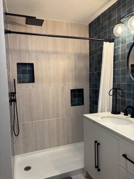Beautiful new full private modern shower with rain fall shower head and handheld & 2 niches - 15 Brandywine Dr