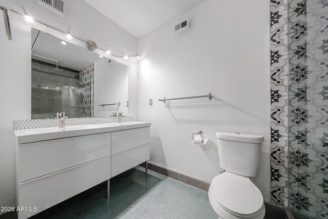 Building Photo - 353 E Thomas Rd