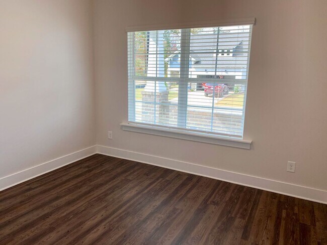 Building Photo - One level home with fenced backyard.