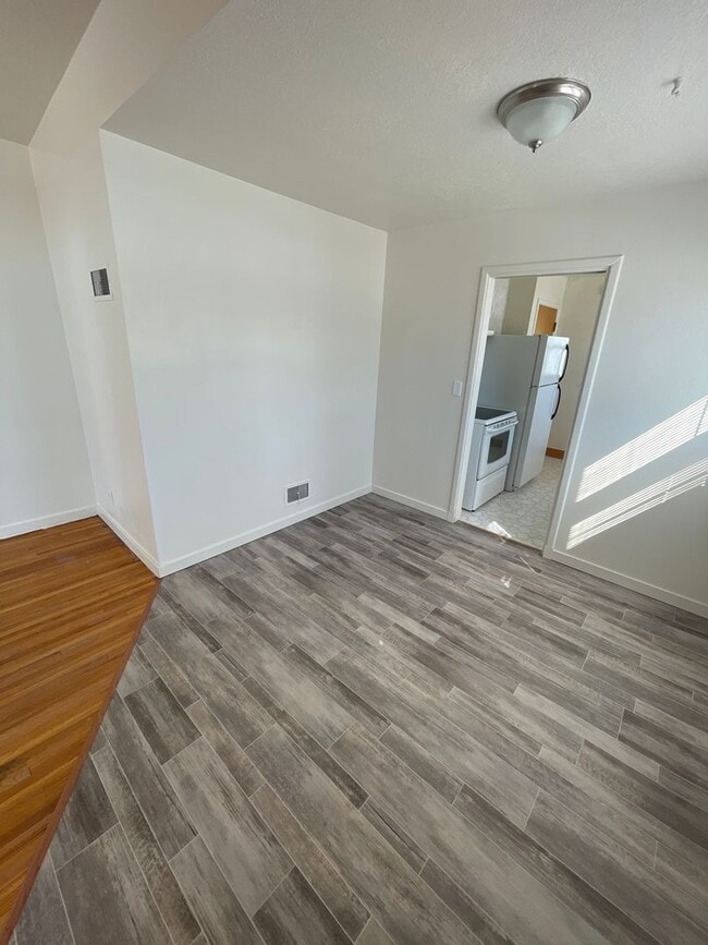 Building Photo - 2 Bedroom Home