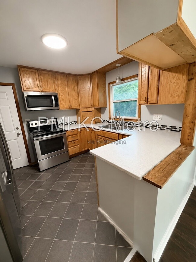 Building Photo - 6005 Hedges Ave
