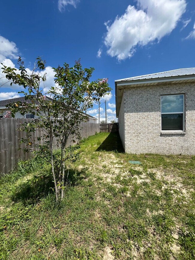 Building Photo - 3 bed 2 bath house
