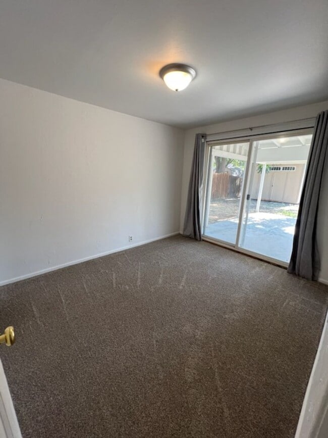 Building Photo - Cute 2 bed/1 bath home with fenced back yard & a/c!