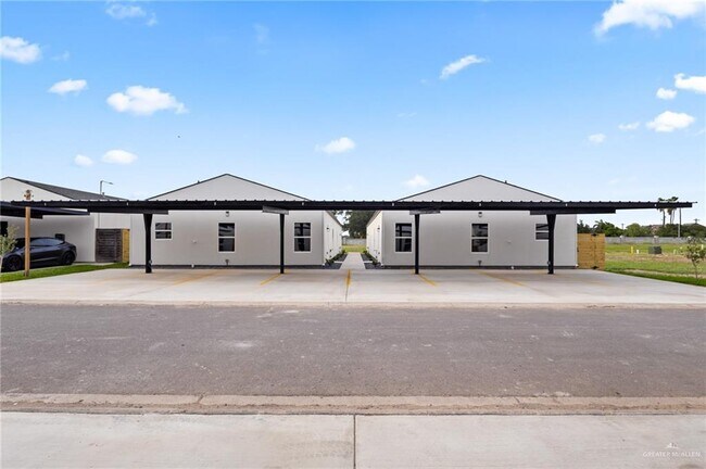 Building Photo - 16 Woodpecker Rd