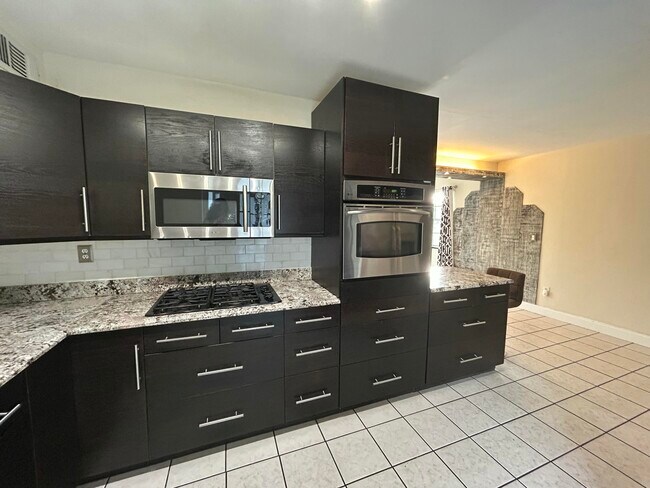 Building Photo - 5839 Daphne Dr