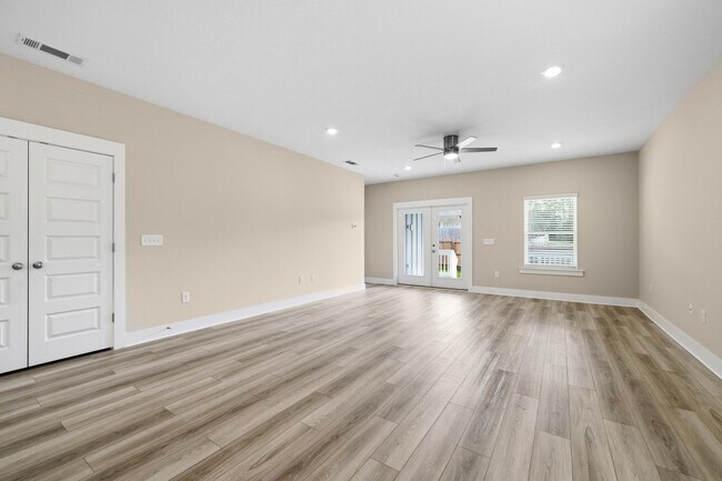 Building Photo - 201 Lyla Ln