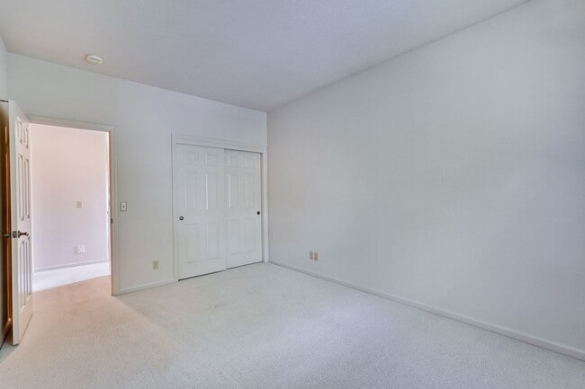 Building Photo - Lovely and spacious 3BR 2.5BA townhouse in...