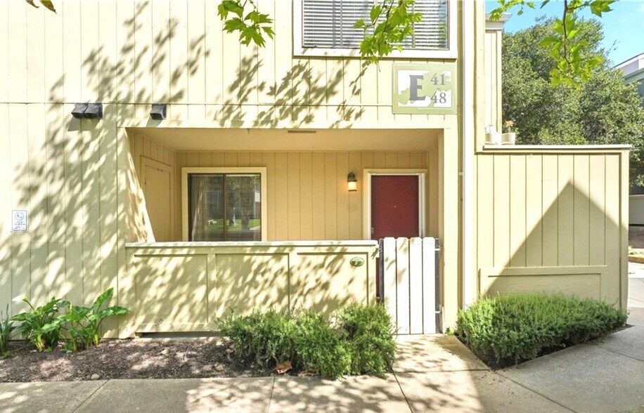 Building Photo - 820 Casanova Ave