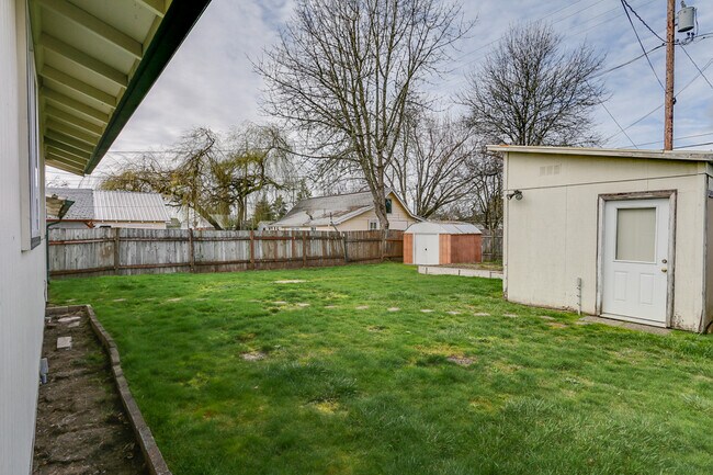 Building Photo - Great 3-Bedroom, 1-Bath Home - Centennial ...