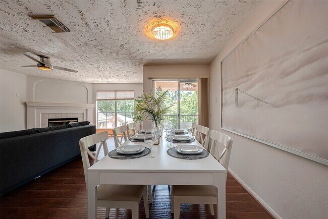 Building Photo - 8051 Bay Branch Dr