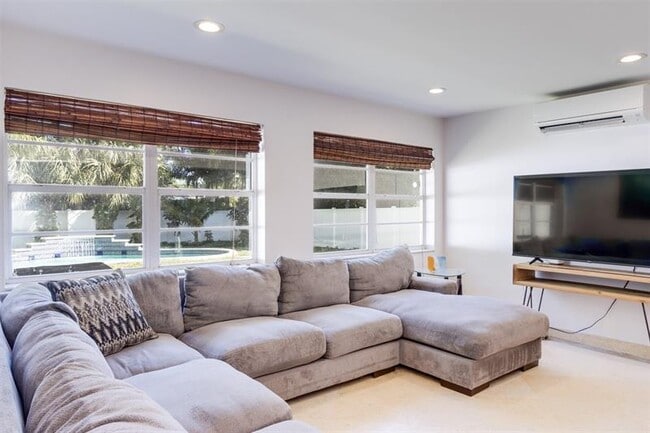 Building Photo - 936 NE 26th Ave