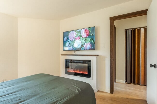 Building Photo - Spacious Snowcreek III Condo – Winter Rental