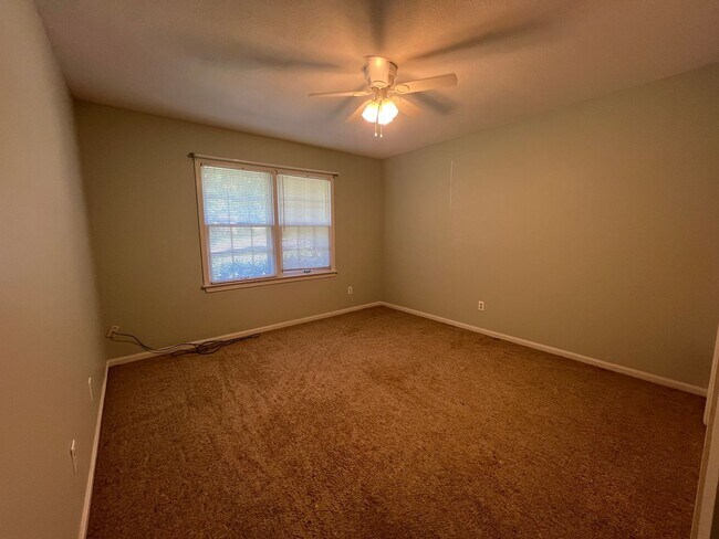Building Photo - 3 bedroom 2 bathroom single level home in ...
