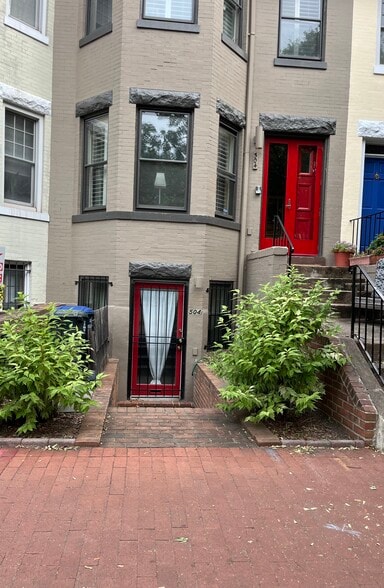 Building Photo - 504 E St NE