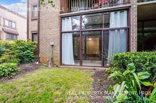 Building Photo - 1659 Parkcrest Cir